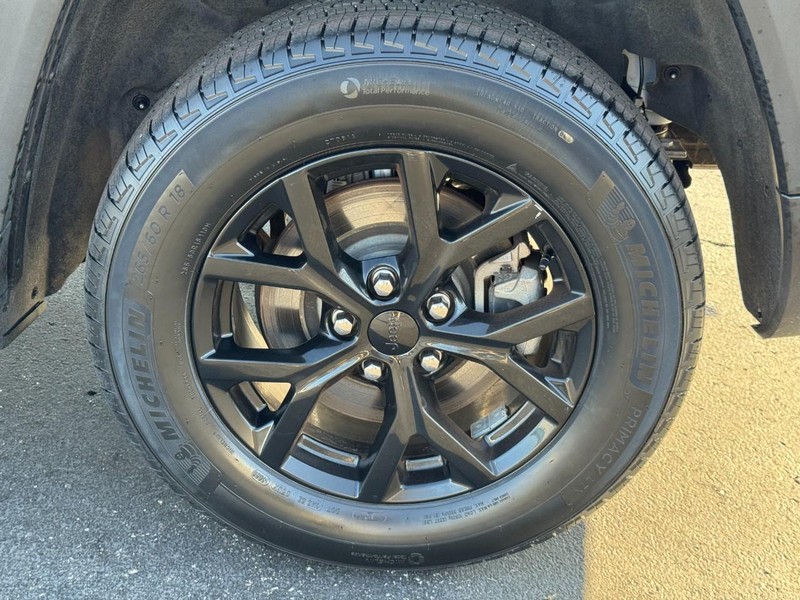 Jeep Grand Cherokee L Vehicle Full-screen Gallery Image 07