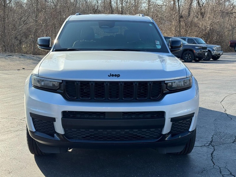 Jeep Grand Cherokee L Vehicle Full-screen Gallery Image 09