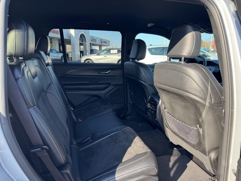 Jeep Grand Cherokee L Vehicle Full-screen Gallery Image 10