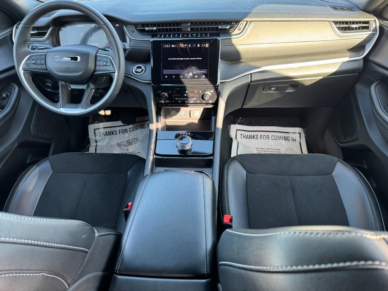 Jeep Grand Cherokee L Vehicle Full-screen Gallery Image 11