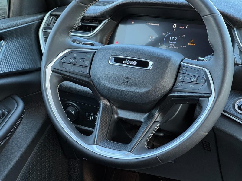 Jeep Grand Cherokee L Vehicle Full-screen Gallery Image 12