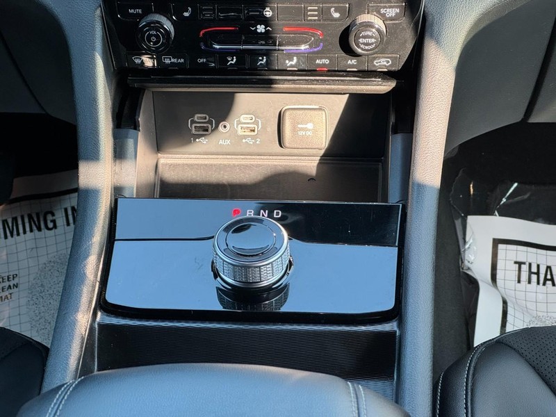 Jeep Grand Cherokee L Vehicle Full-screen Gallery Image 14