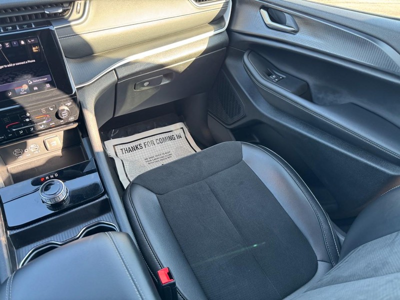 Jeep Grand Cherokee L Vehicle Full-screen Gallery Image 15