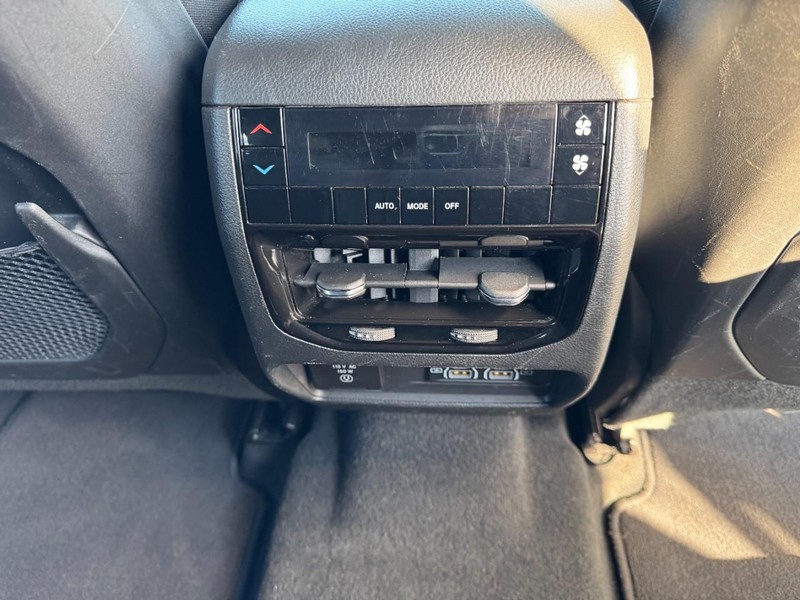 Jeep Grand Cherokee L Vehicle Full-screen Gallery Image 16