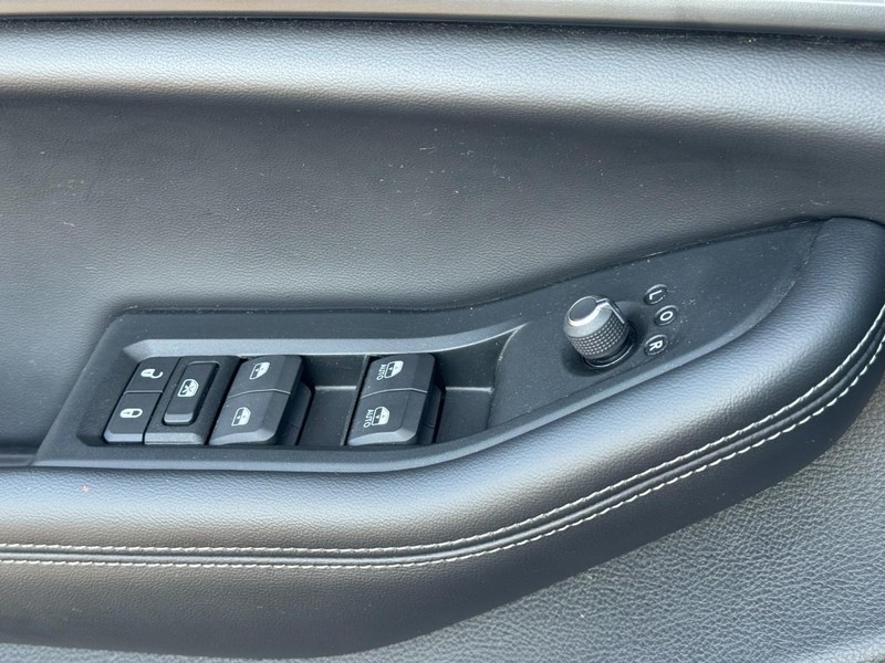 Jeep Grand Cherokee L Vehicle Full-screen Gallery Image 24