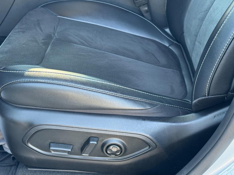 Jeep Grand Cherokee L Vehicle Full-screen Gallery Image 25