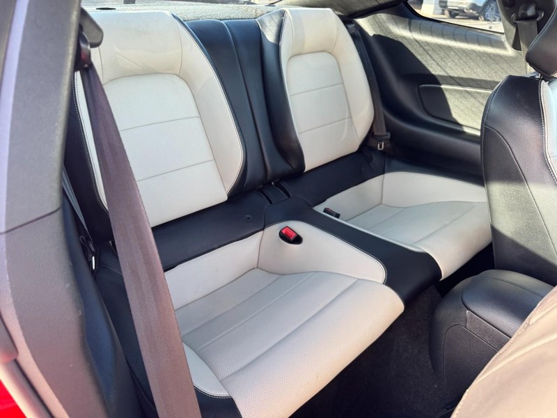 Ford Mustang Vehicle Full-screen Gallery Image 09