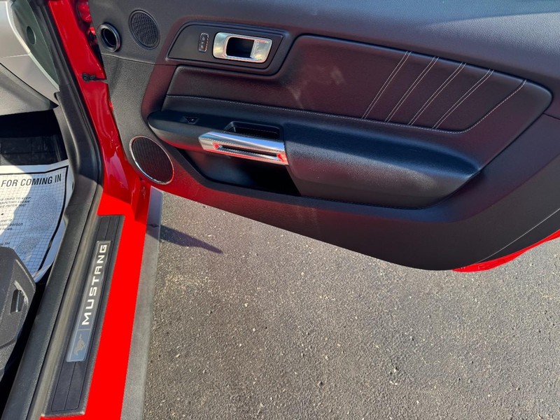 Ford Mustang Vehicle Full-screen Gallery Image 11