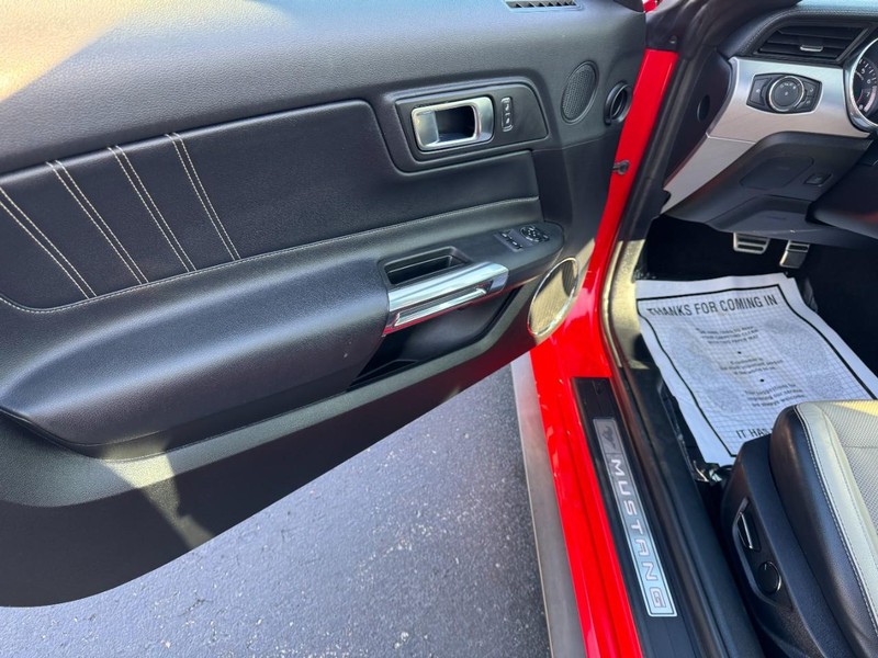 Ford Mustang Vehicle Full-screen Gallery Image 14