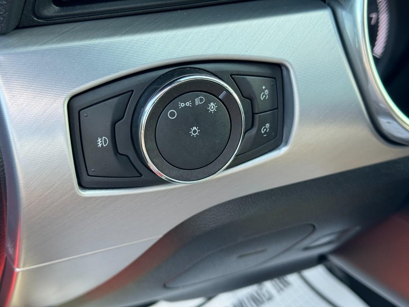 Ford Mustang Vehicle Full-screen Gallery Image 15