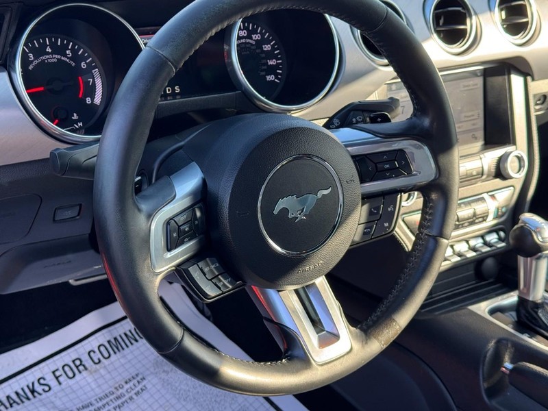 Ford Mustang Vehicle Full-screen Gallery Image 16