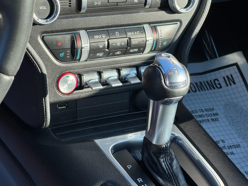 Ford Mustang Vehicle Full-screen Gallery Image 18