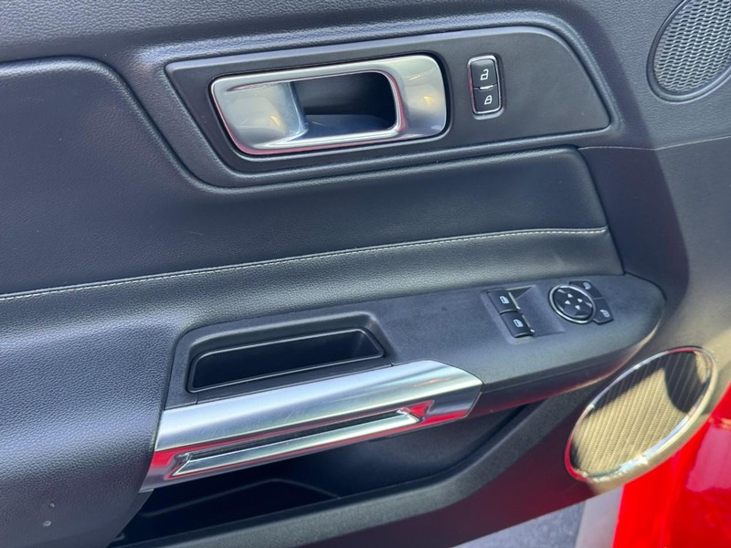 Ford Mustang Vehicle Full-screen Gallery Image 19