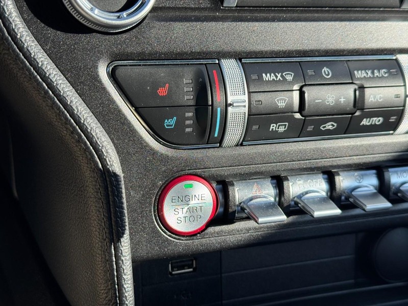 Ford Mustang Vehicle Full-screen Gallery Image 22