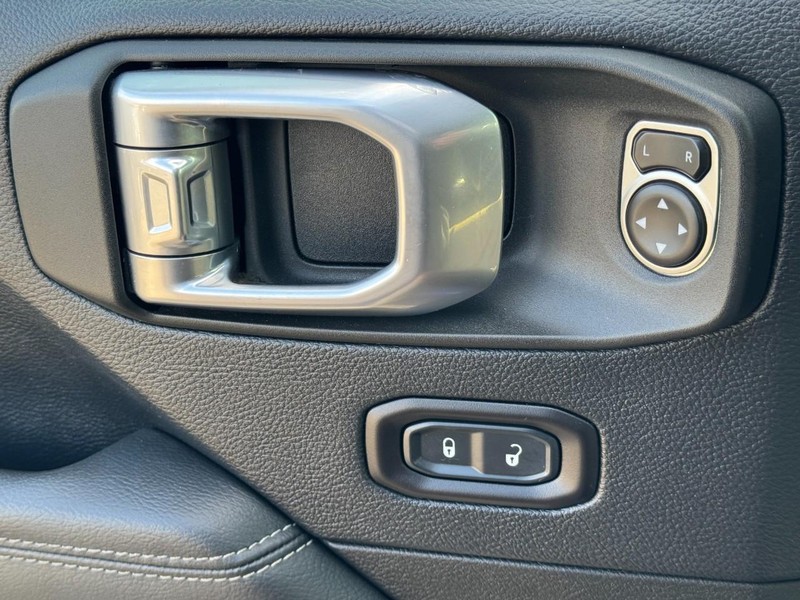 Jeep Wrangler Unlimited Vehicle Full-screen Gallery Image 25