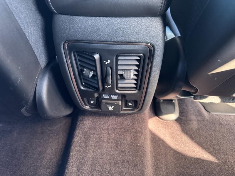 Jeep Grand Cherokee Vehicle Full-screen Gallery Image 16