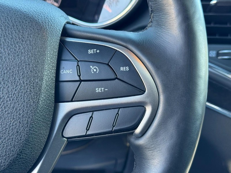 Jeep Grand Cherokee Vehicle Full-screen Gallery Image 21