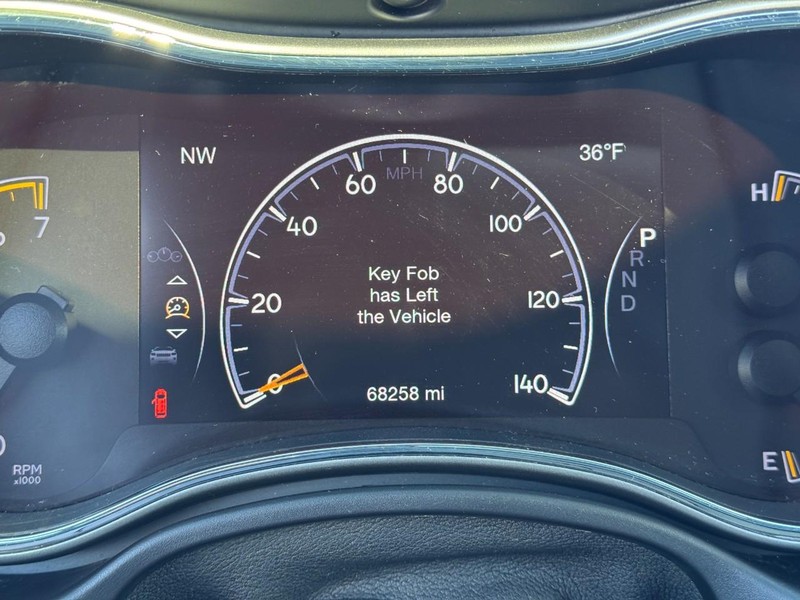 Jeep Grand Cherokee Vehicle Full-screen Gallery Image 22