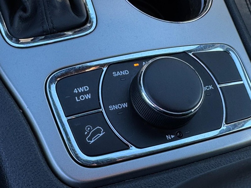 Jeep Grand Cherokee Vehicle Full-screen Gallery Image 25