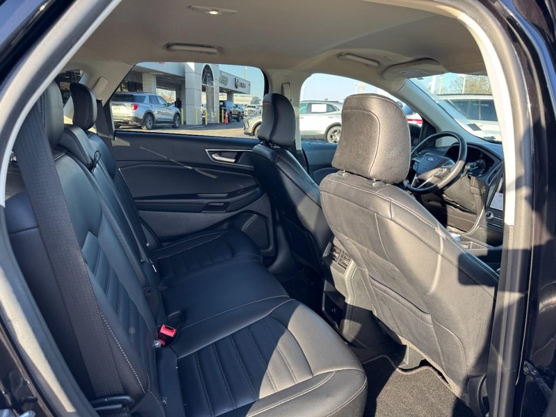 Ford Edge Vehicle Full-screen Gallery Image 10
