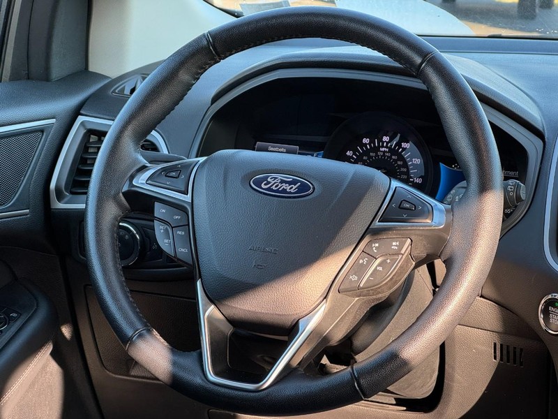 Ford Edge Vehicle Full-screen Gallery Image 12