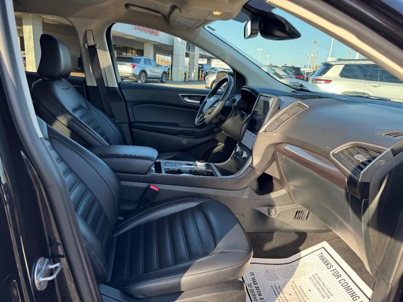 Ford Edge Vehicle Full-screen Gallery Image 16