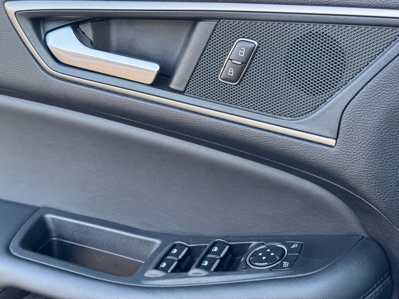 Ford Edge Vehicle Full-screen Gallery Image 23