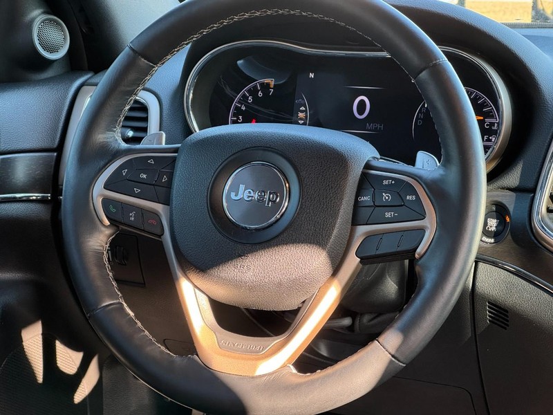 Jeep Grand Cherokee Vehicle Full-screen Gallery Image 12