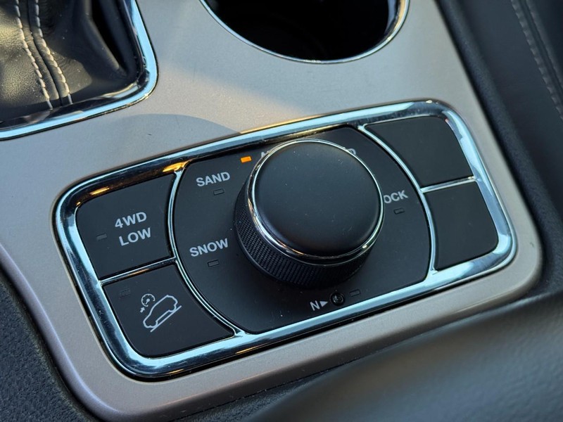 Jeep Grand Cherokee Vehicle Full-screen Gallery Image 24