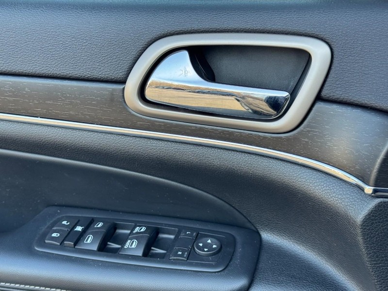 Jeep Grand Cherokee Vehicle Full-screen Gallery Image 26