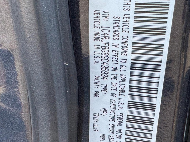 Jeep Grand Cherokee Vehicle Full-screen Gallery Image 28