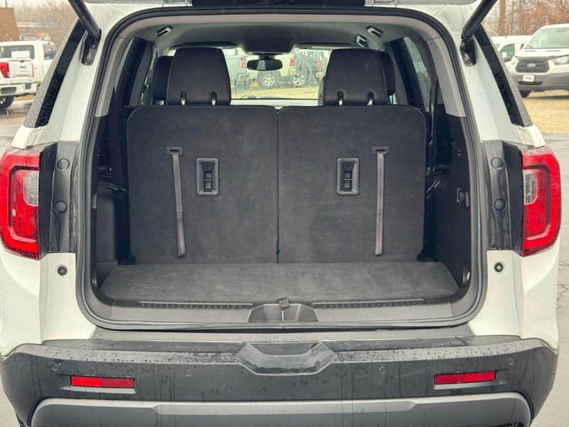 GMC Acadia Vehicle Full-screen Gallery Image 04