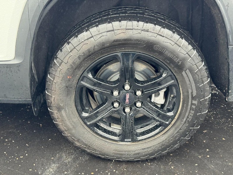 GMC Acadia Vehicle Full-screen Gallery Image 07