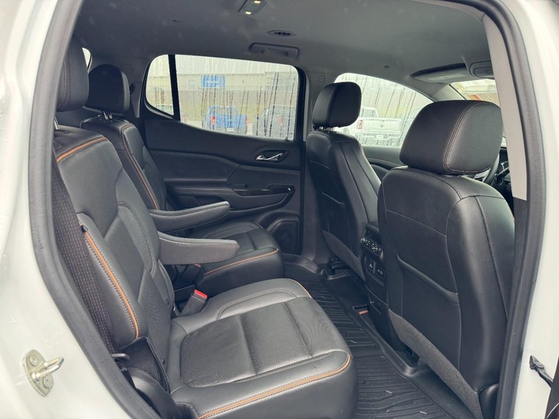GMC Acadia Vehicle Full-screen Gallery Image 10