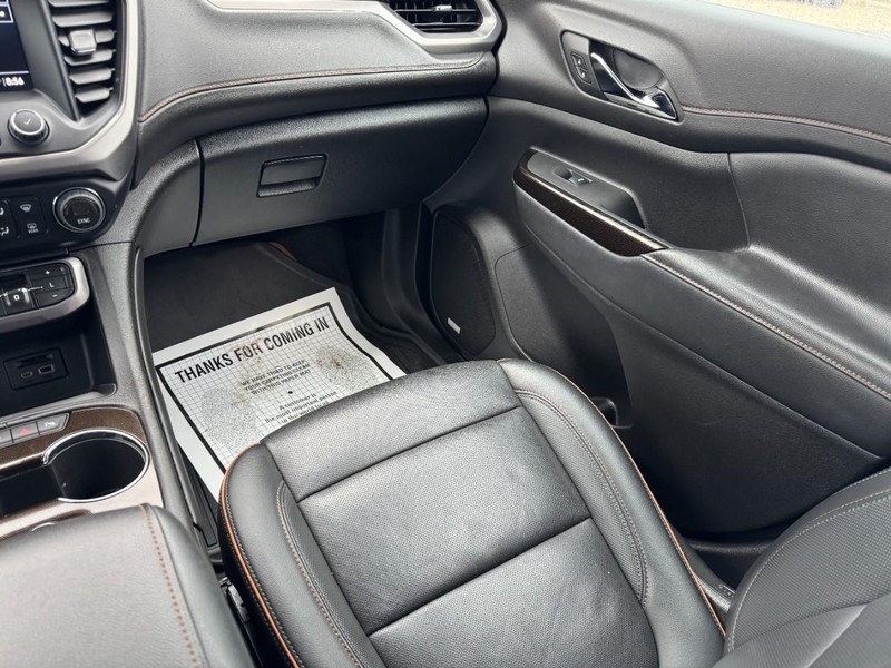 GMC Acadia Vehicle Full-screen Gallery Image 16