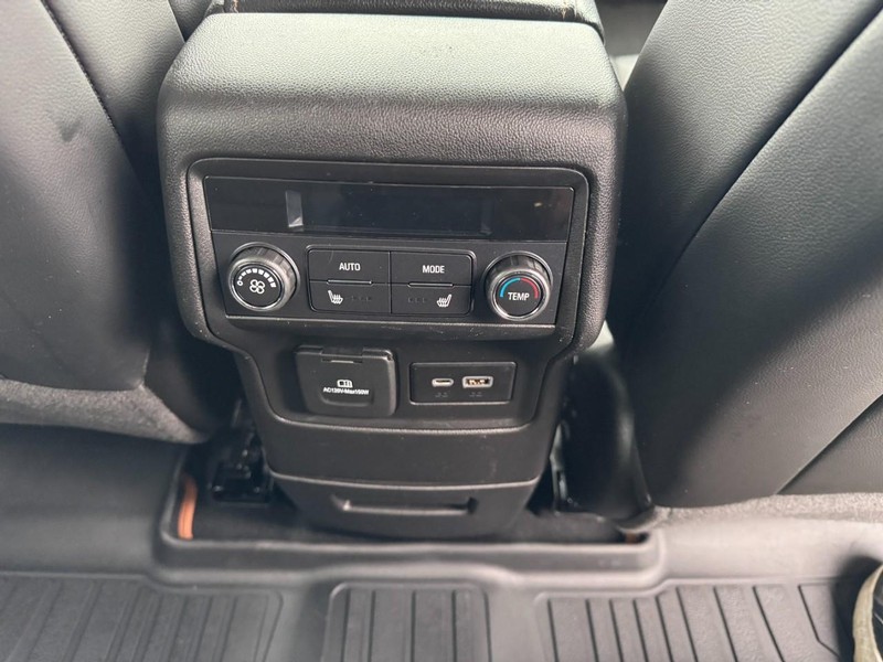 GMC Acadia Vehicle Full-screen Gallery Image 17