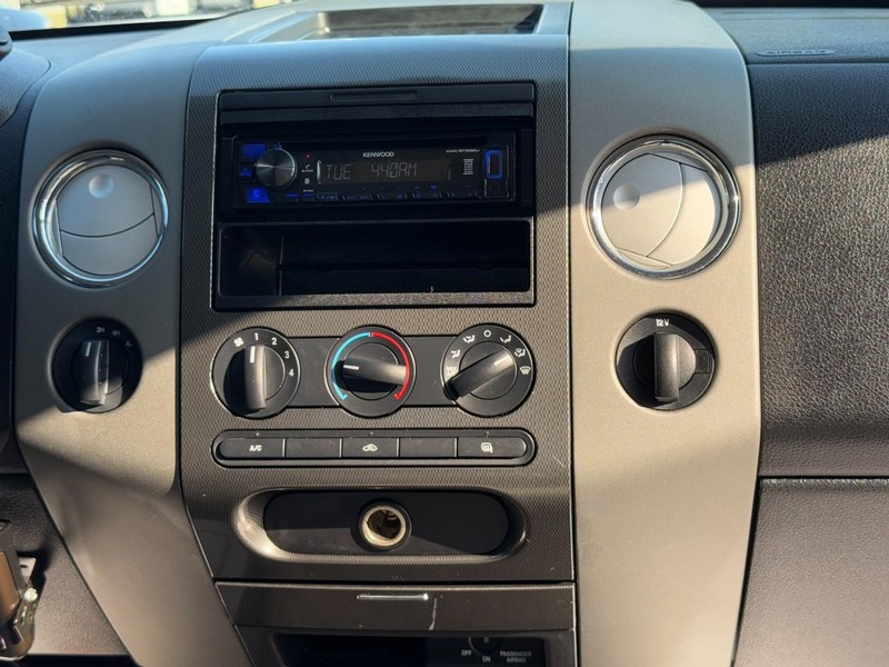 Ford F-150 Vehicle Full-screen Gallery Image 14