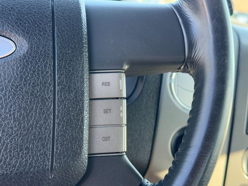 Ford F-150 Vehicle Full-screen Gallery Image 17