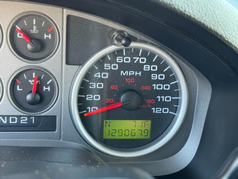 Ford F-150 Vehicle Full-screen Gallery Image 18