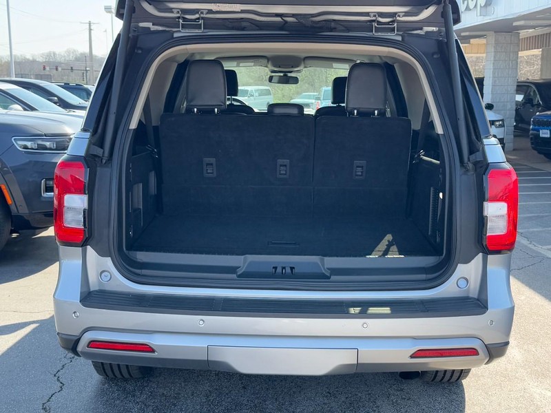 Ford Expedition Max Vehicle Full-screen Gallery Image 06