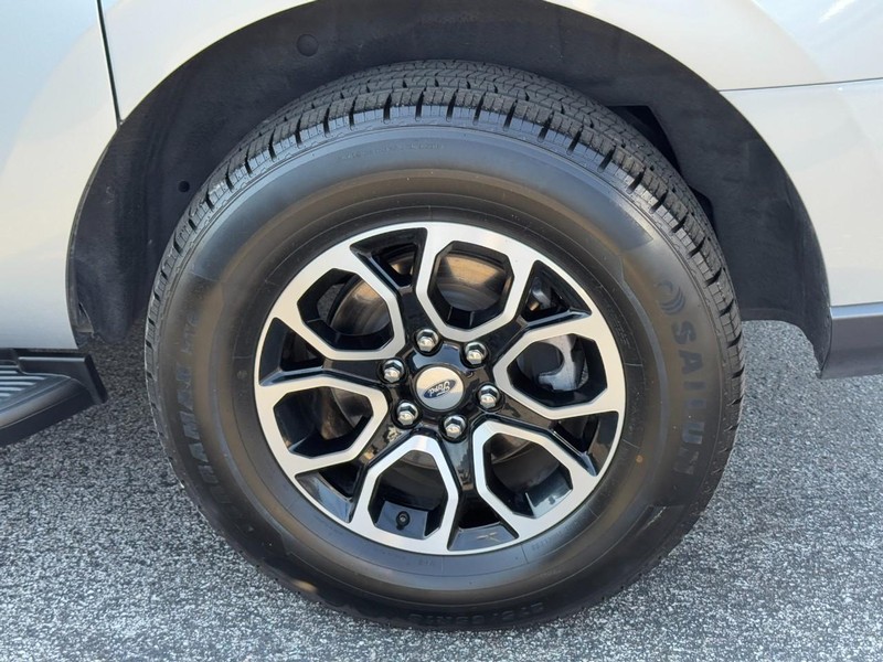 Ford Expedition Max Vehicle Full-screen Gallery Image 08