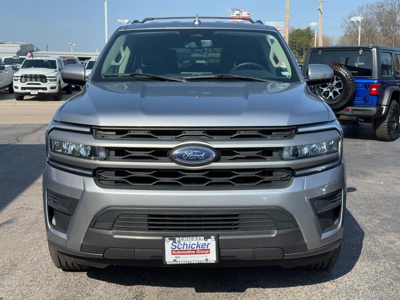 Ford Expedition Max Vehicle Full-screen Gallery Image 10