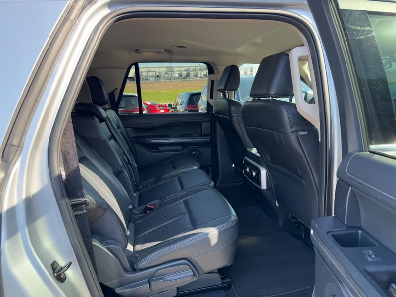 Ford Expedition Max Vehicle Full-screen Gallery Image 11