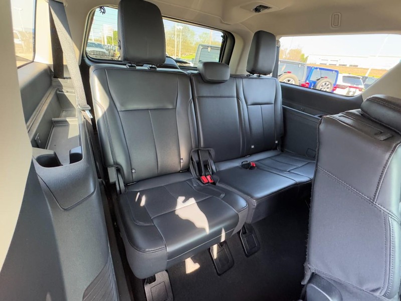 Ford Expedition Max Vehicle Full-screen Gallery Image 12