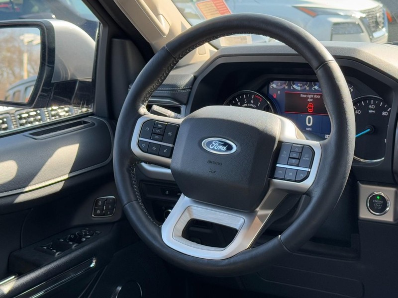 Ford Expedition Max Vehicle Full-screen Gallery Image 14