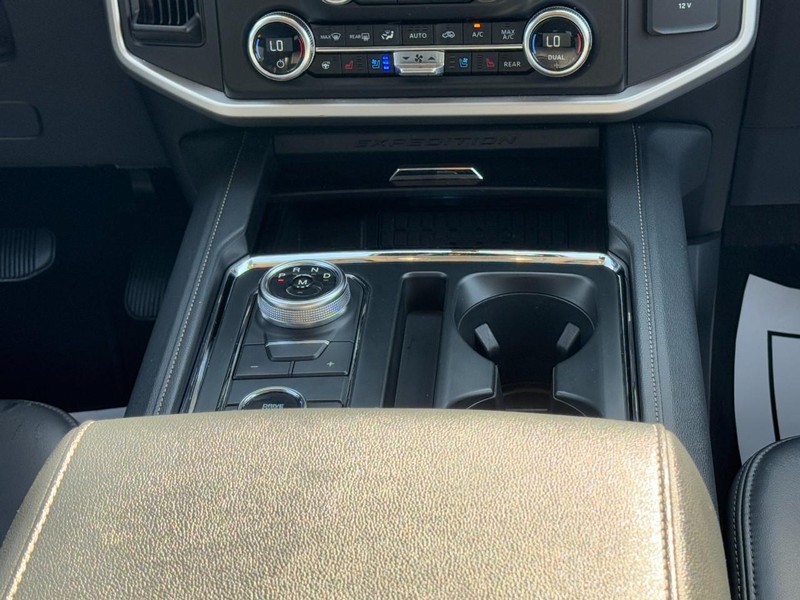 Ford Expedition Max Vehicle Full-screen Gallery Image 16