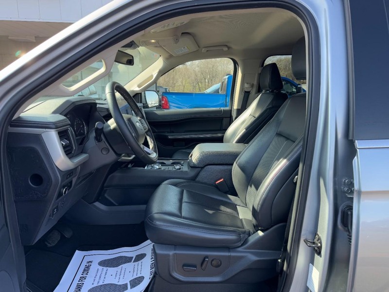 Ford Expedition Max Vehicle Full-screen Gallery Image 18