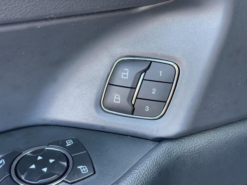 Ford Expedition Max Vehicle Full-screen Gallery Image 19