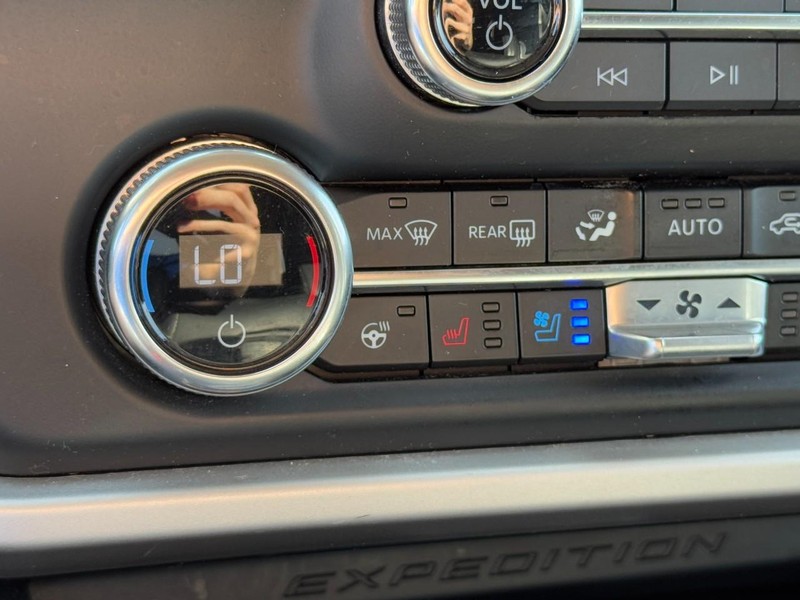 Ford Expedition Max Vehicle Full-screen Gallery Image 23