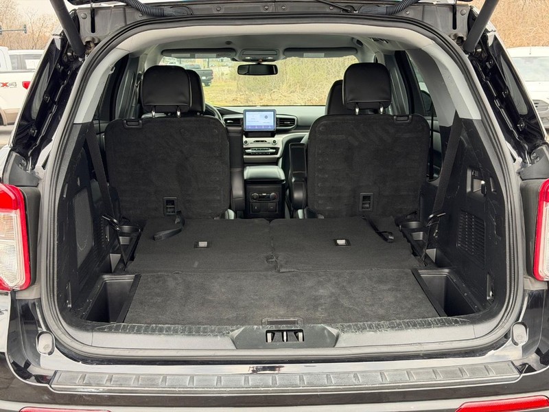 Ford Explorer Vehicle Full-screen Gallery Image 04